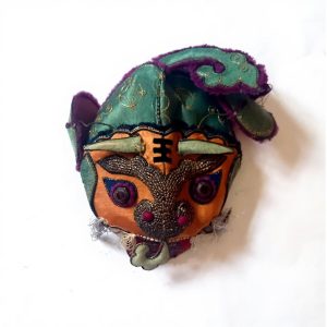 Chapeau enfant brodé soie creature mythique contre les mauvais esprits