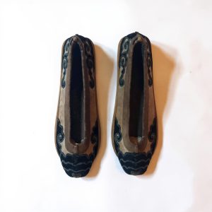Paire de chaussures mandchous en soie brodée semelles cuir et tissu
